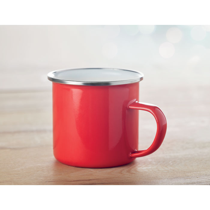 Nostalginen 350 ml emalimuki omalla logolla kestää aikaa ja käyttöä. Klassinen emalimuki sopii täydellisesti niin toimiston kahvitauoille kuin viikonlopun rentouttaville nuotiopaikoille. Logomerkkaus tehdään laserilla, jolloin logo kestää menossa mukana yhtä pitkään kuin itse mukikin.