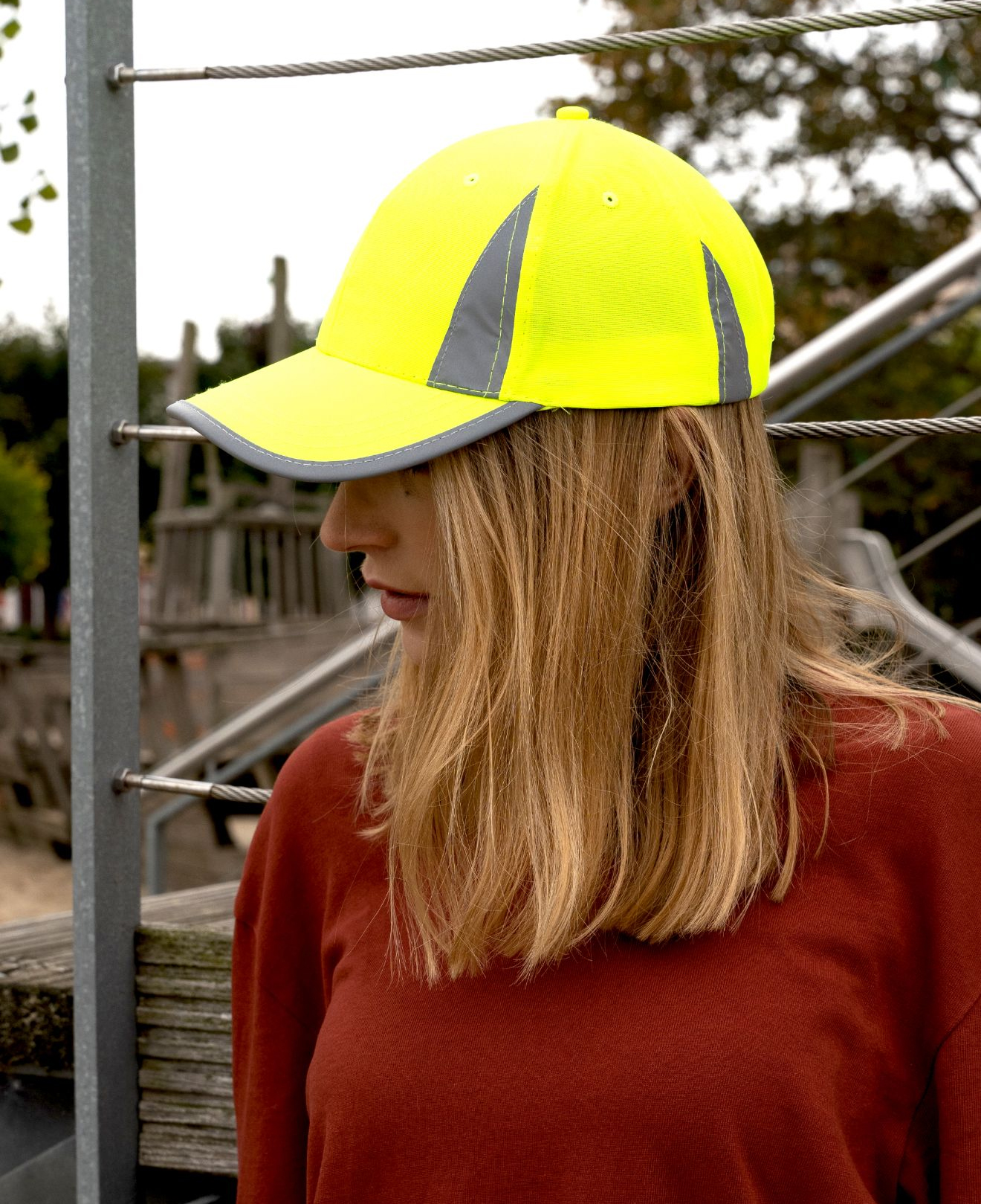Hi-Viz-huomiolippis UPF 50+ -luokituksella ja omalla logolla