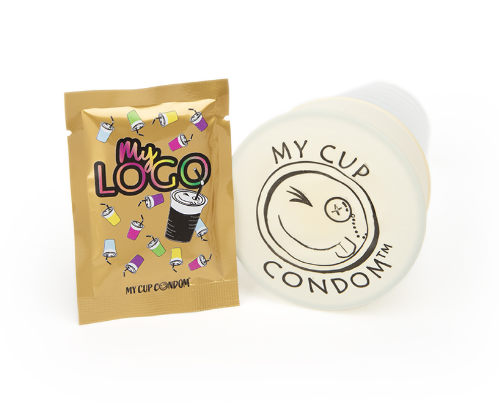 Mukinsuojus omalla logolla. MyCupCondom estää juoman huumaamisen sekä hyönteisten pääsemisen tölkin sisälle.