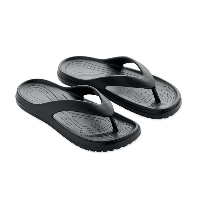 Varvassandaalit omalla logolla on tarkoitettu käytettäväksi eikä kaapin perälle. Klassiset flip-flop kylpytossut modernilla ilmeellä ovat jalassa kevyet käyttää ja kestävä EVA materiaali sopii erinomaisesti suihkutiloihin ja rannalle. Materiaali ei ime itseensä vettä ja se kuivuu nopeasti. Pohjan liukuestekuviointi varmistaa turvalliset askeleet niin uima-altaan reunalla, kylpylässä kuin kuumalla hiekallakin.