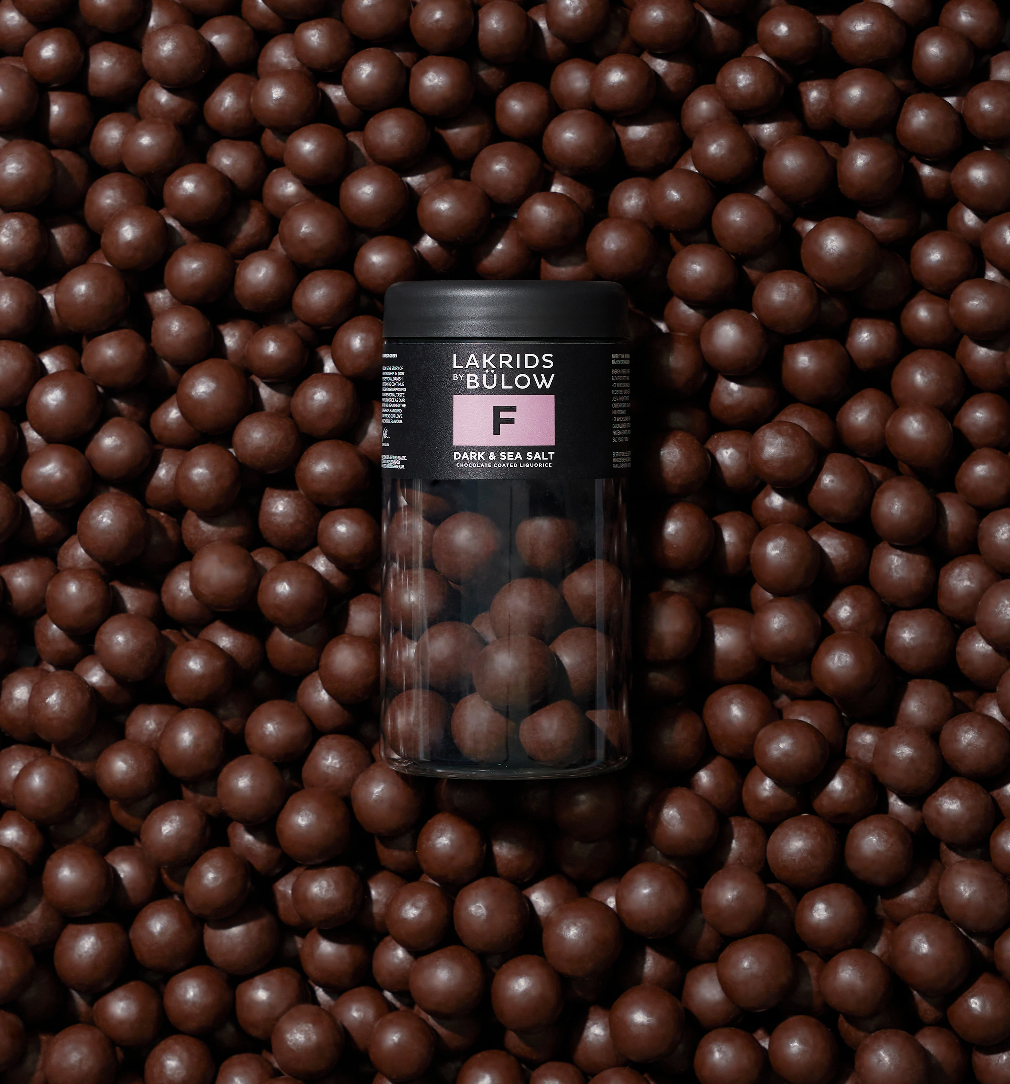 Lakrids by Bülow - Regular F Dark &amp; Sea Salt. Herkullisessa mainoskarkissa yhdistyy pehmeä makea lakritsi, silkkinen tumma suklaa ja hienot merisuolalastut.