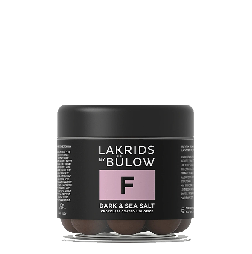 Lakrids by Bülow - Small F Dark &amp; Sea Salt. Herkullisessa mainoskarkissa yhdistyy pehmeä makea lakritsi, silkkinen tumma suklaa ja hienot merisuolalastut.