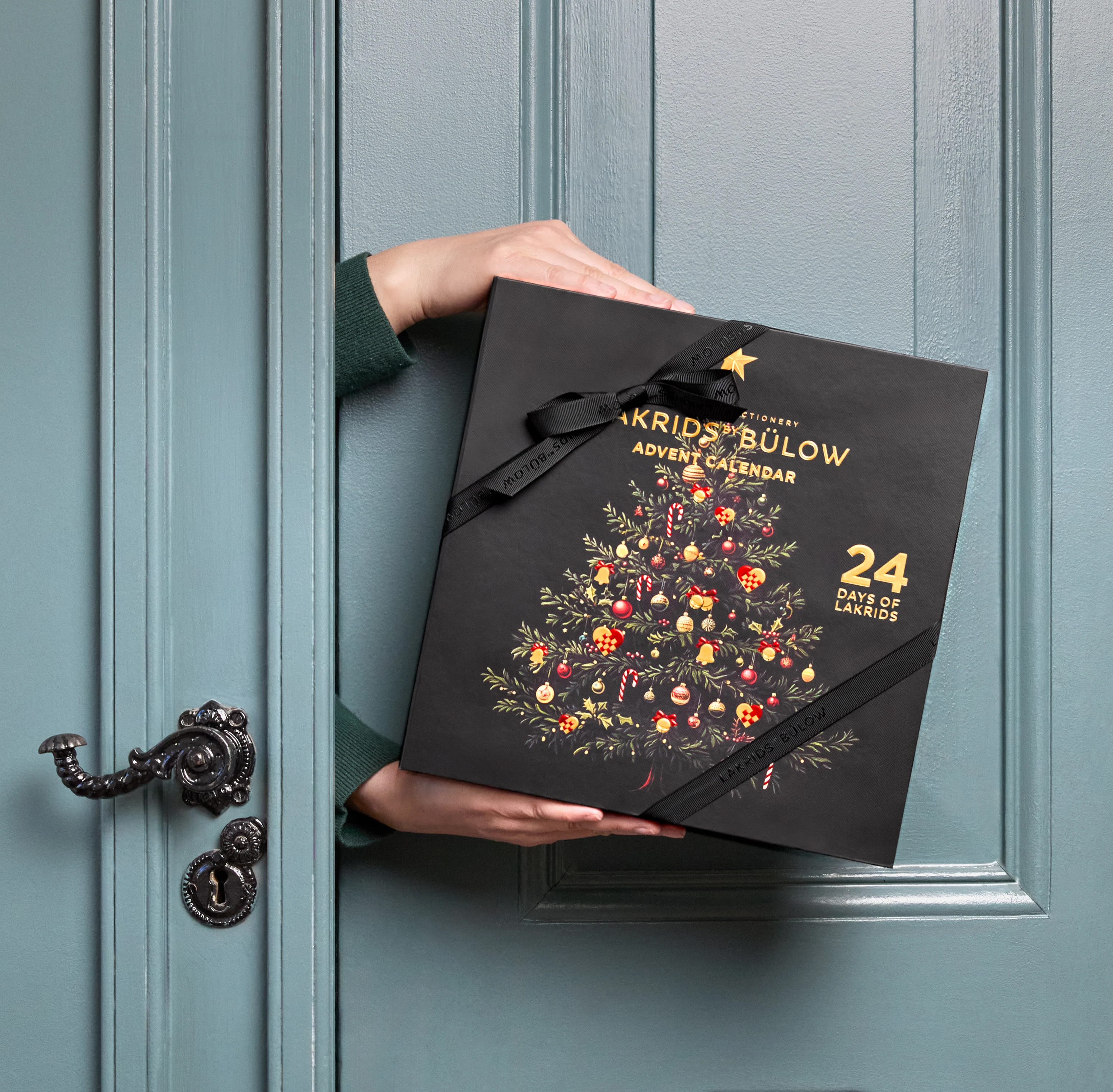 Lakrids by Bülow - Advent Calendar. Ylellinen joulukalenteri, jonka luukuista löytyy herkullsia suklaakuorrutettuja lakritsipalloa. Upea liikelahja.