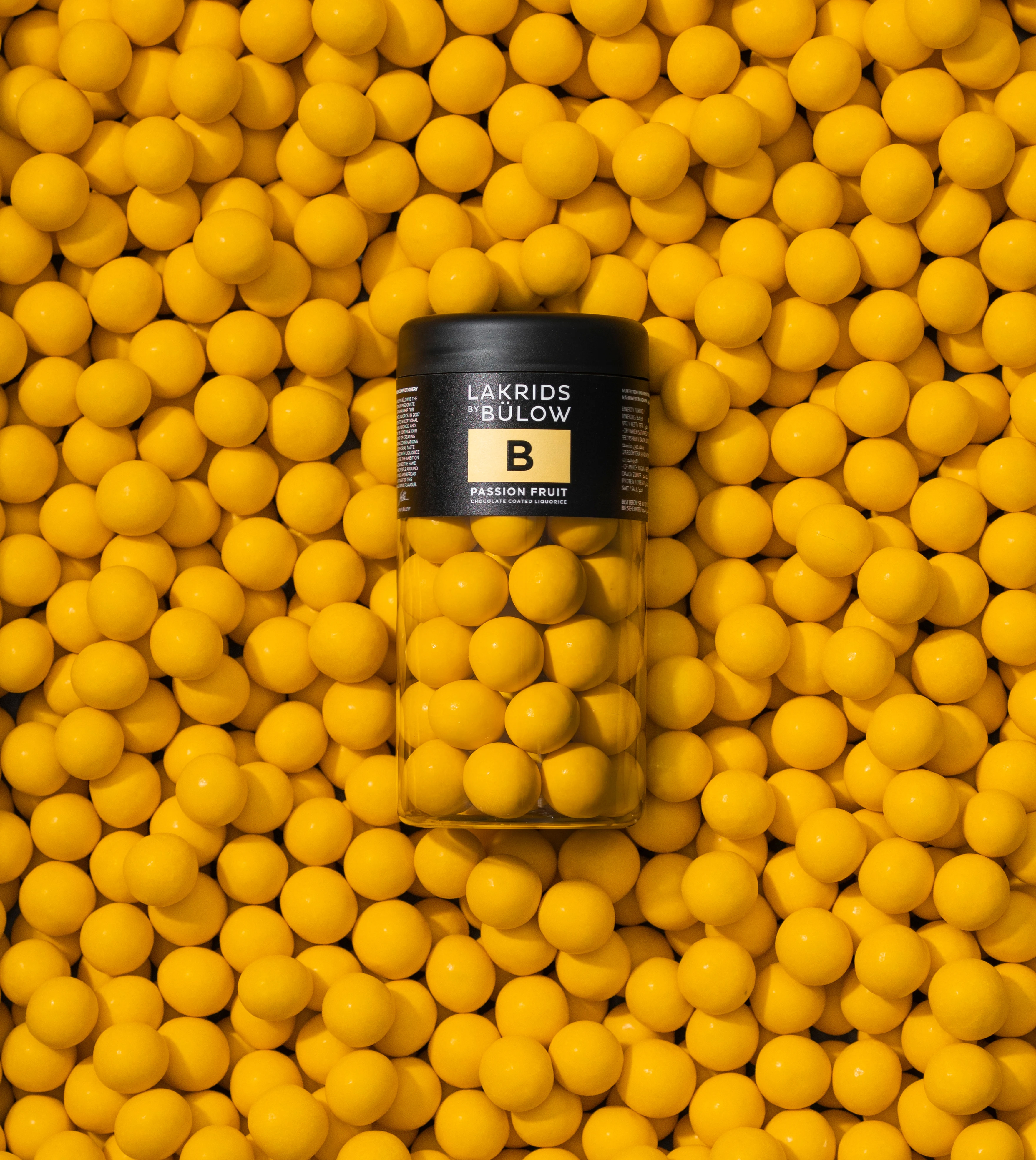 Lakrids by Bülow - Regular B Passion Fruit. Käsintehdyssä makeisessa yhdistyy täydellisesti passionhedelmän kirpeys, suklaan makeus ja herkullinen lakritsi. Herkullinen yrityslahja saatavana myös logolla personoituna.