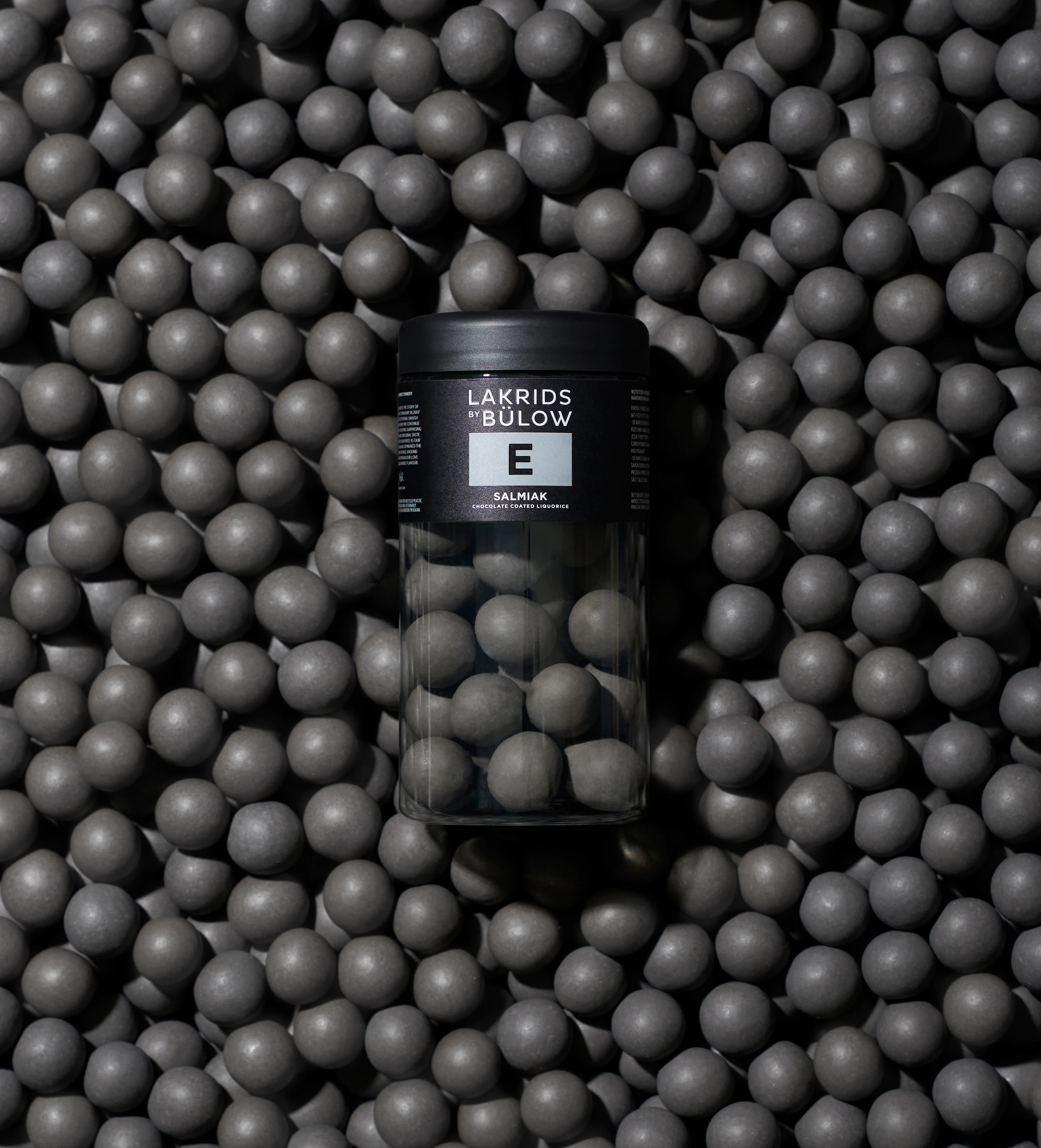 Lakrids by Bülow - Regular E salmiak. Herkullinen Gourmet-luokan mainosmakeinen valkosuklaan ja salmiakkilakritsin uskaliaalla yhdistelmällä.