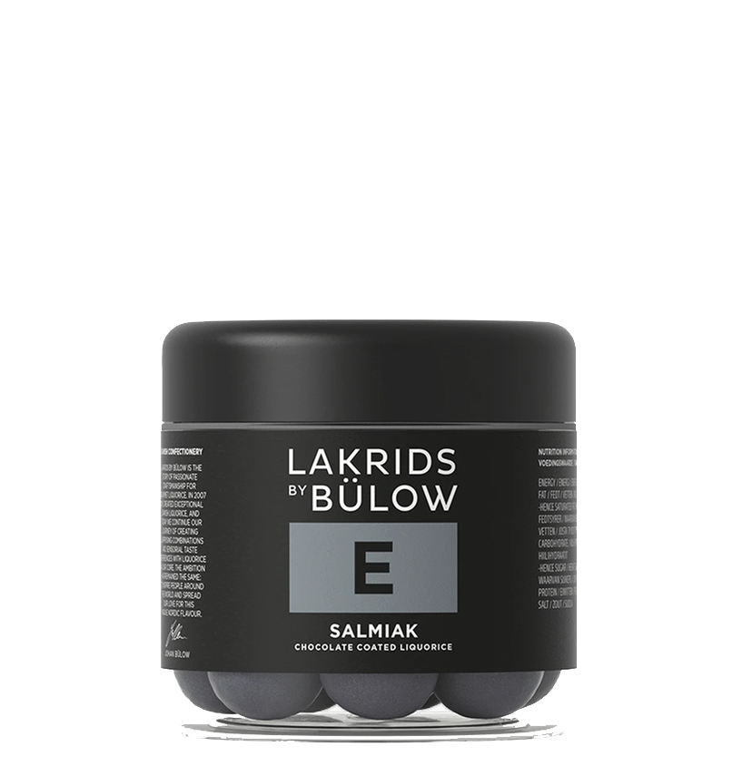 Lakrids by Bülow - Small E salmiak. Herkullinen Gourmet-luokan mainosmakeinen valkosuklaan ja salmiakkilakritsin uskaliaalla yhdistelmällä.