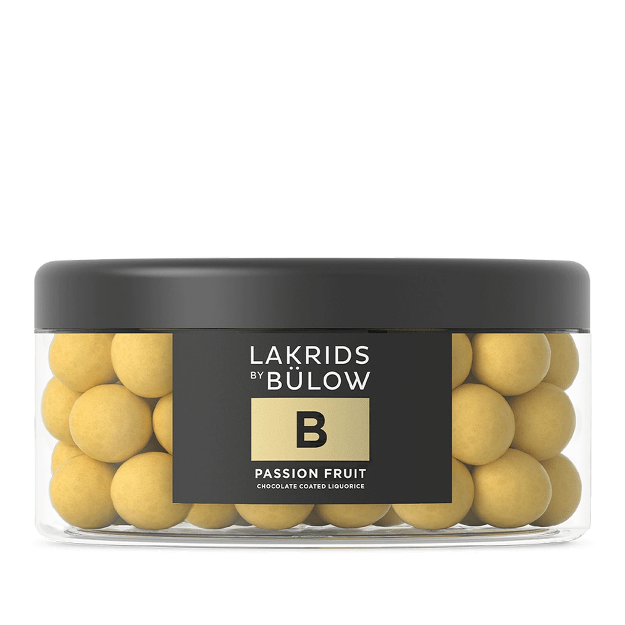 Lakrids by Bülow - Large B Passion Fruit. Käsintehdyssä makeisessa yhdistyy täydellisesti passionhedelmän kirpeys, suklaan makeus ja herkullinen lakritsi. Herkullinen yrityslahja saatavana myös logolla personoituna.