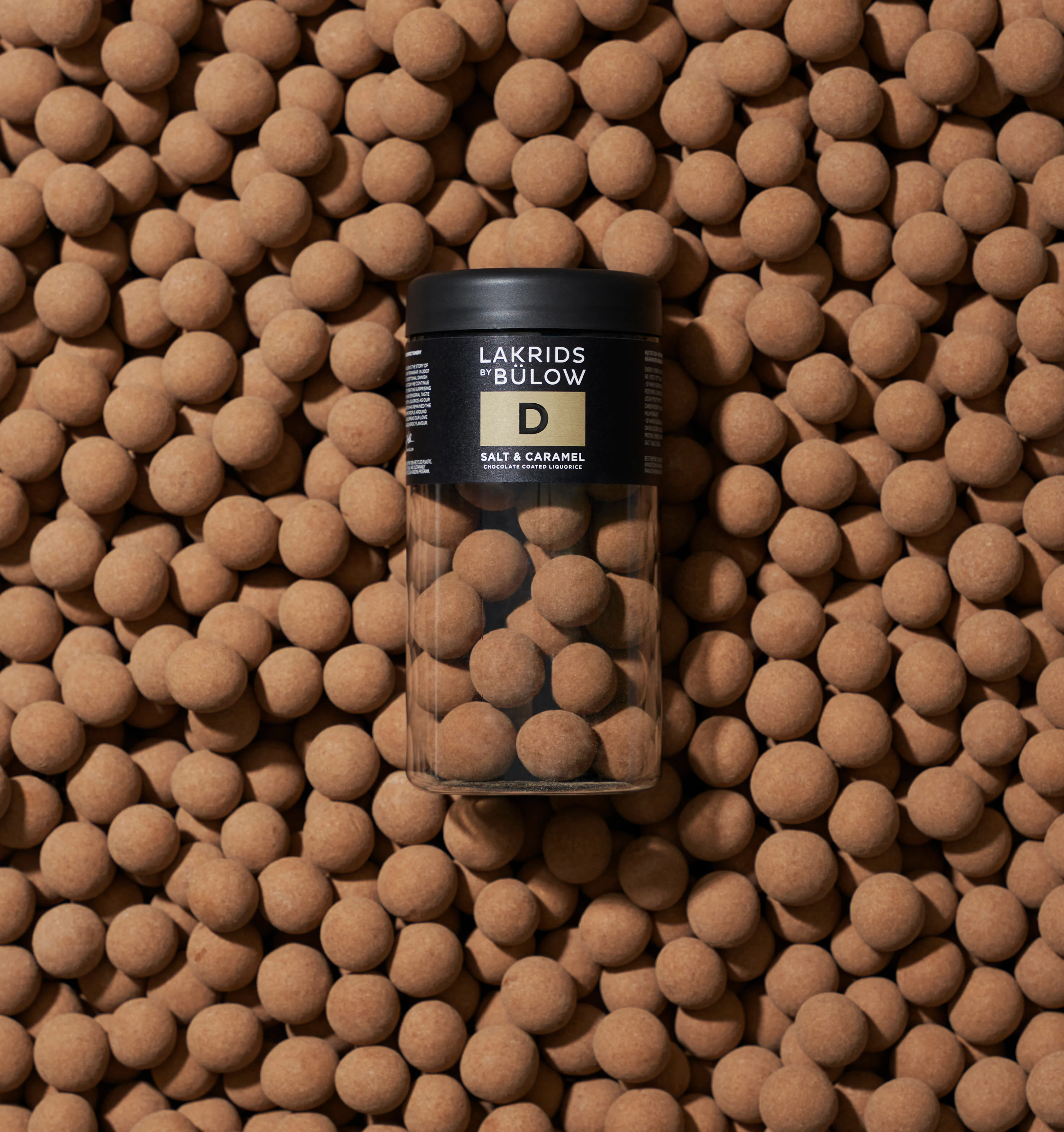 Lakrids by Bülow - Regular D Salt &amp; Caramel. Suosittu Iso rasiallinen makeita lakritsipalloja on erinomainen Gourmet- tason maistuva liikelahja. Alkaen 100 kpl rasia saa myös omalla logolla.